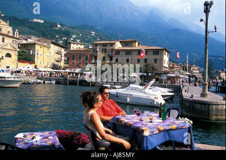 Paar, sitzen in einem Restaurant am Hafen von Malcesine am Gardasee-Veneto-Italien Stockfoto