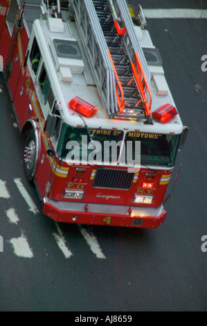 Draufsicht von Midtown Manhattan New York Fire Department NYFD Leiter 4 Feuerwehrauto auf Eighth Avenue auf dem Weg zum Notfall fi Stockfoto