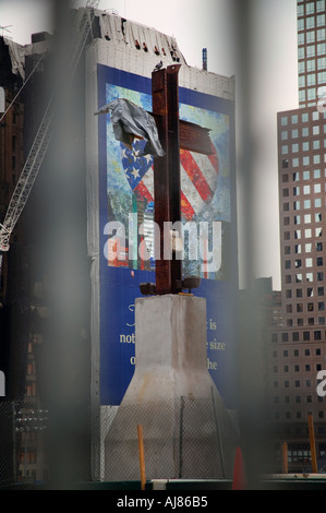 Kreuz aus Stahlträger Überreste aus dem 11. September 2001 Terroranschlag auf das World Trade Center New York NY gebildet Stockfoto