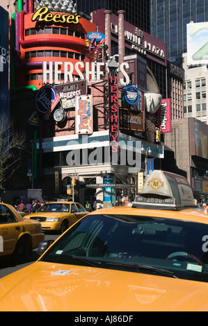 Hershey Chocolate speichern am Broadway, am Times Square mit Taxis New York NY Stockfoto