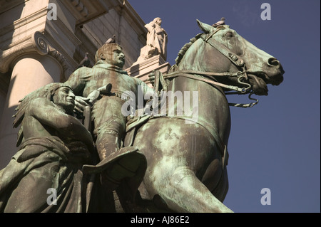 Bronze-Skulptur des Präsidenten Theodore Teddy Roosevelt und Native American Chief am Museum der Naturgeschichte New York NY Stockfoto