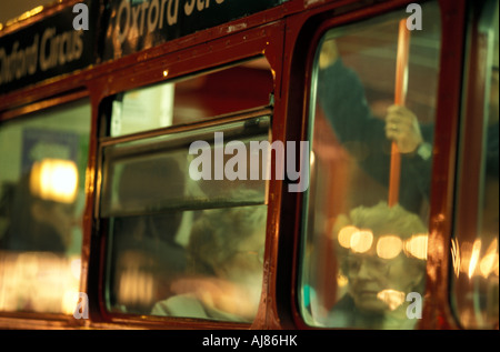 verschwommene Fenster von einem Londoner Bus Oxford Street London England Stockfoto