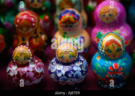 Tisch voll mit russischen Matrioshka Puppen zum Verkauf von Straßenhändler im Central Park New York NY Stockfoto