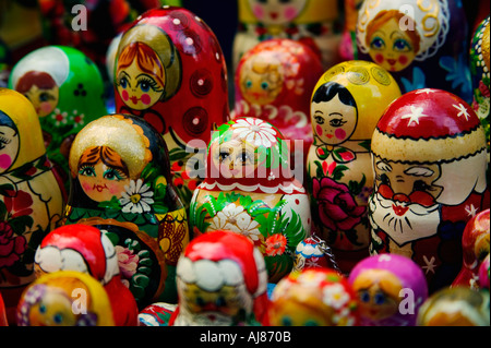 Tisch voll mit russischen Matrioshka Puppen zum Verkauf von Straßenhändler im Central Park New York NY Stockfoto