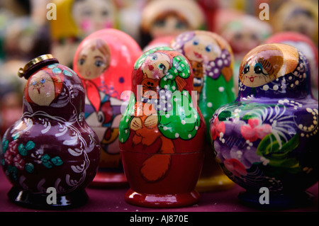 Tisch voll mit russischen Matrioshka Puppen zum Verkauf von Straßenhändler im Central Park New York NY Stockfoto