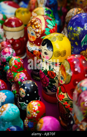 Tisch voll mit russischen Matrioshka Puppen zum Verkauf von Straßenhändler im Central Park New York NY Stockfoto