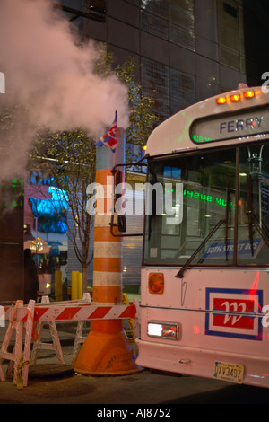 Ferry MTA Bus fährt orange Dampfventil in der Straße am Times Square West 49th Street und Broadway New York NY Stockfoto