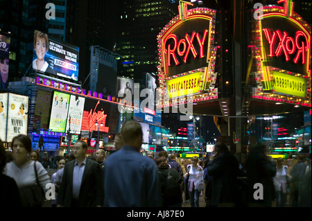 Glasfenster von Roxy Delicatessin reflektiert, Zeichen und Fußgänger des Times Square in Midtown Manhattan New York NY Stockfoto