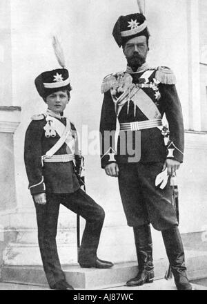 Zar Nikolaus II. von Russland und seinem Sohn, Alexei, in Uniform, c 1910 - c 1916 Artist: Unbekannt Stockfoto