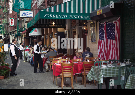 Bürgersteig Essen im italienischen Ristorante in der Mulberry Street in kleinen Italien-New York-New York Stockfoto