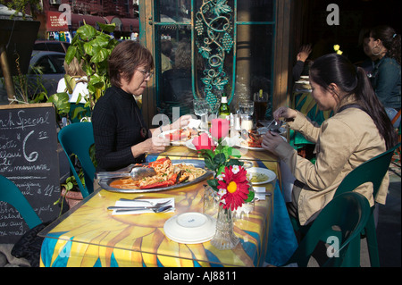 Bürgersteig Essen im italienischen Ristorante in der Mulberry Street in kleinen Italien-New York-New York Stockfoto