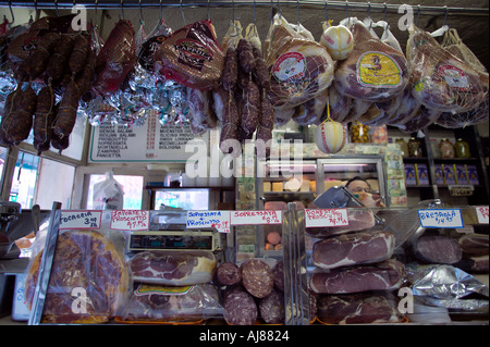 Salamis hängen von Decke in Alleva Molkerei auf Ecke des Grand und Mulberry Straßen ist der älteste italienische Käse Store in Amerika Stockfoto