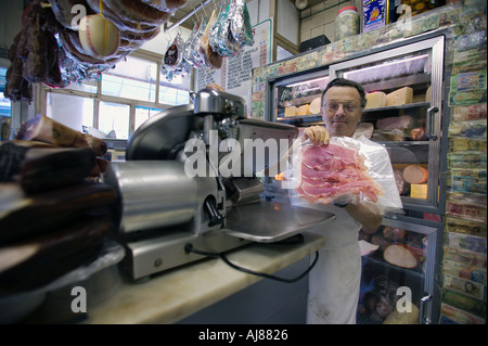 Frischer Schinken-Scheiben in Alleva Molkerei an Ecke Grand / Mulberry Street ist die älteste italienische Käse Shop in Amerika Stockfoto