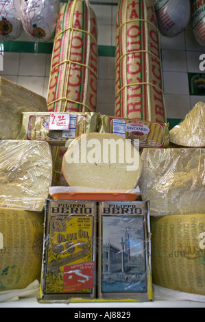 Käse und Dosen von Olivenöl in Alleva Molkerei auf Ecke Grand / Mulberry Street ist die älteste italienische Käse Store in Ameri Stockfoto