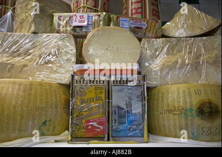 Käse und Dosen von Olivenöl in Alleva Molkerei auf Ecke des Grand und Mulberry Straßen New York NY Stockfoto