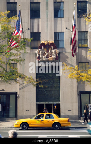 Taxis und Fußgänger auf Fifth Avenue Verkehr am Rockefeller Center in Midtown Manhattan New York NY Stockfoto