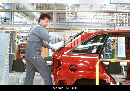 SZENTGOTTHÁRD Ungarn, G.M Opel Auto-Fabrik Arbeiter Fließbandarbeit Stockfoto