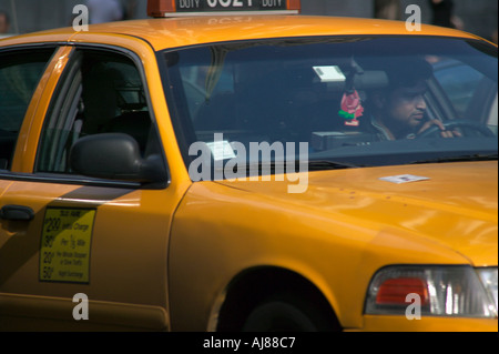 Taxis auf der Fifth Avenue in Midtown Manhattan New York NY Stockfoto