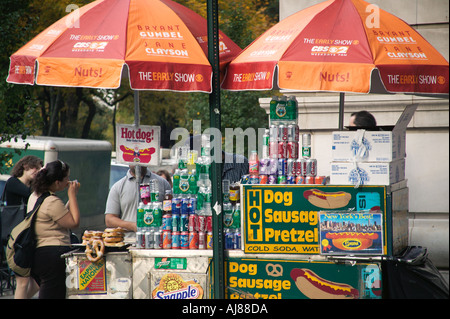 Hot Dog und Brezel Busker und Karren auf West Sixith Street und der Fifth Avenue in der Nähe von Central Park in Manhattan New York NY Stockfoto