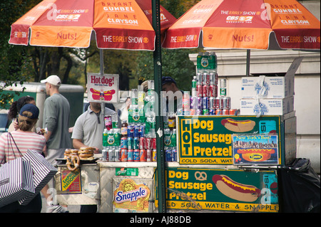 Hot Dog und Brezel Vendor und Karren auf der West Sixth Street und Fifth Avenue in der Nähe von Central Park in Manhattan New York NY Stockfoto