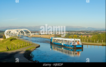 Falkirk Wheel Touristenattraktion Kanalboot Archimedes die Boot-Wiege um fortzufahren nur mit einer Kreuzfahrt auf dem Union-Kanal verlassen hat Stockfoto