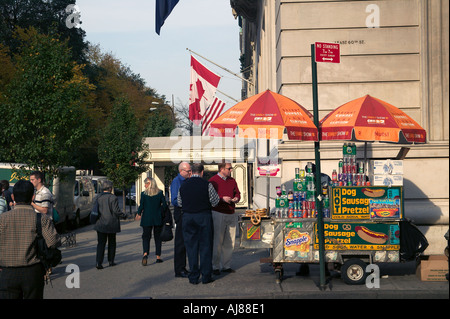 Hot Dog und Brezel Vendor und Karren auf der West Sixth Street und Fifth Avenue in der Nähe von Central Park in Manhattan New York NY Stockfoto