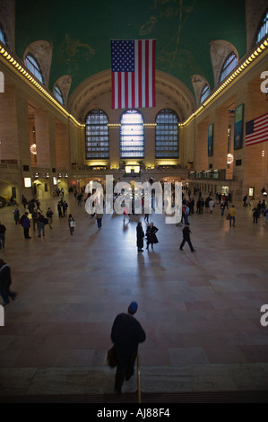 Menschen Sie überqueren grand Hall mit gold Uhr und trainieren Info-Stand im Mittelpunkt der Grand Central Station Midtown Manhattan Ne zu Stockfoto