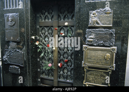 EVA PERON Duarte Familie Grab im Friedhof La Recoleta in Buenos Aires mit Evas Plaque dritte unten rechts Stockfoto