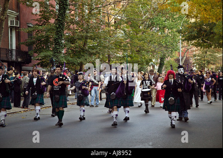 NYU New York University Dudelsack Band bei Kinder Halloween Parade am Washington Square in Greenwich Village, New York NY Stockfoto