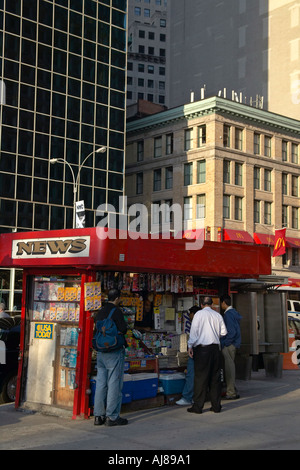 News-Agent-Kiosk in der Nähe von Battery Park an der State Street in Whitehall New York NY Stockfoto