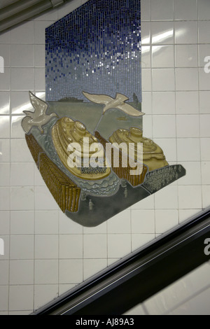 Staten Island Ferry Wandskulptur über Rolltreppe an der Whitehall u-Bahn-Station New York NY Stockfoto