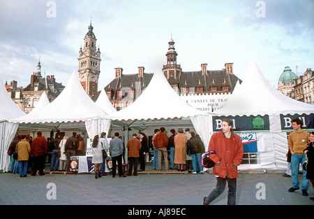 Lille, Frankreich, Menge der Besucher Handel zeigen, draußen am Grote Markt, Straßenszene Stockfoto