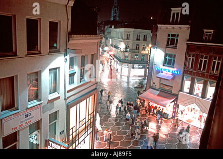 Lille Nordfrankreich, Überblick Menschen auf Fußgängerzone im Stadtzentrum, Hochwinkel, Straßenlaternen bei Nacht Stockfoto