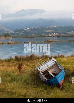 Altes Boot in Sella Fluss (Ribadesella, Asturien - Spanien) Stockfoto