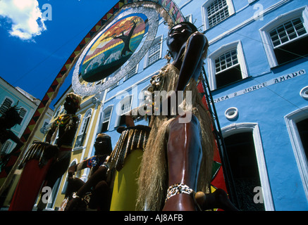 Afrikanische Skulpturen vor Jorge Amado Haus, Pelourinho, Salvador de Bahia, Brasilien Stockfoto