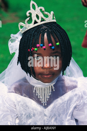 Porträt eines jungen schwarzen afrikanischen Mädchens gekleidet als Brautjungfer für eine afrikanische Hochzeit Mutare Eastern Highlands Simbabwe Stockfoto