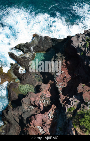Luftaufnahme der Wellen auf den Felsen in Maui Hawaii Stockfoto