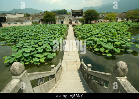 Blick von der wunderbaren steinerne Brücke führt zum Haupteingang des alten chinesischen Dorfes namens Hongcun. Stockfoto