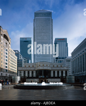 Cabot Square in Londons Canary Wharf mit Blick auf den Canada Square Nummer 1 und dem Springbrunnen im Vordergrund Stockfoto