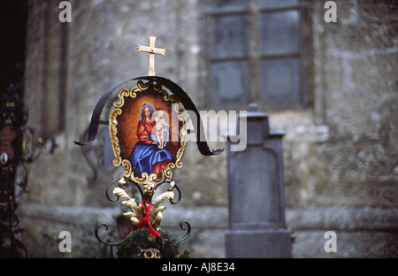 Memorial dekoriert für Weihnachten in St. Peters Friedhof, Salzburg, Österreich Stockfoto