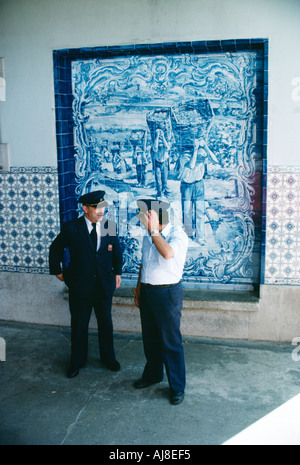 Eine Fliesen-Panel, Azulejos, ein Thema Portwein schmückt Pinhão Bahnhof im Douro-Tal, Portugal Stockfoto