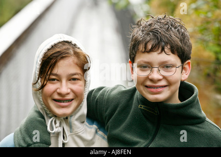 Männliche und weibliche Mittelschule Läufer nach ein Cross Country Rennen Stockfoto