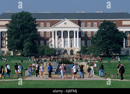 USA-Maryland-College Park-Studenten gehen über Mall zwischen Klassen an der University of Maryland Stockfoto