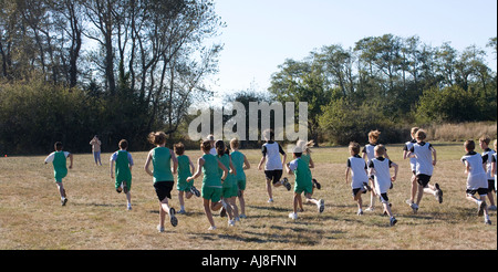 Langlauf, die Läufer in einer Packung von der Startlinie ausziehen zeigt dieses Bild sowohl männliche als auch weibliche Mittelschule Läufer Stockfoto