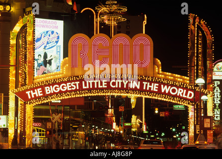 USA Nevada Reno Zeichen Neonlicht Spielkasinos entlang der Hauptstraße der Stadt s Stockfoto