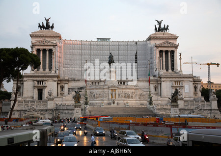 Piazza Venezia und Vittorio Emmanuel II Monument in der Abenddämmerung Lazio Rom Italien Stockfoto