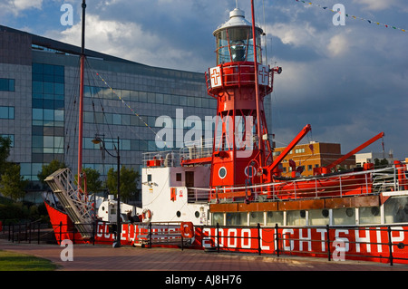 Wales 2005 Cardiff Bay Goleulong 2000 Feuerschiff im Roath Bassin mit der Atradius Gebäude im Hintergrund Stockfoto