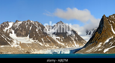 Panorama des Gullybukta- und Gullybreen-Gletschers am Magdalenefjorden in Svalbard, Norwegen Stockfoto