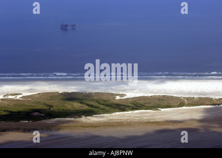 Eine Erdgas-Förderplattform in der Nordsee von der Küste der Insel Ameland Stockfoto