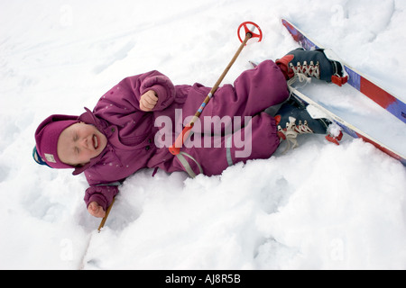Mädchen von drei Jahren Skifahren lernen. Stockfoto